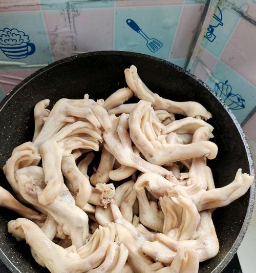 口感独特香辣卤鸭掌的制作方法（烹饪秘籍揭秘，让你轻松变身美食大厨）