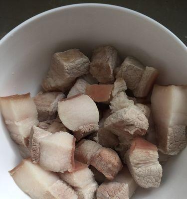 美味香辣烤猪皮的制作方法（让你享受美食的味蕾盛宴）
