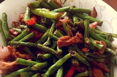香辣烤豆角的美味做法（快速制作烤豆角让你爱不释口）