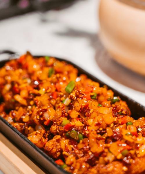 香辣金针菇鸡翅的制作方法（辣味爽口，妙趣横生的美食佳肴）