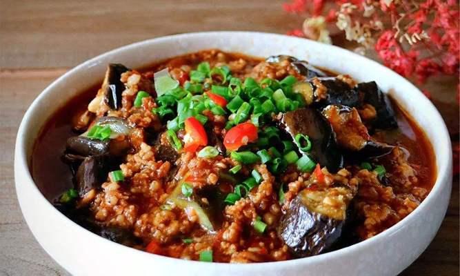 香辣煎茄子的制作方法（辣椒和蒜头的完美搭配）