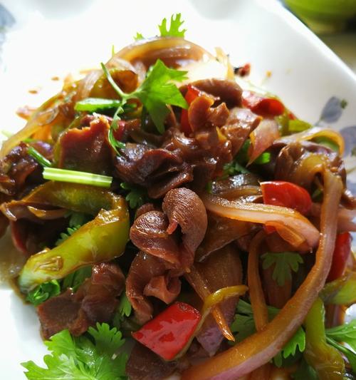 酥脆可口，辣爽回味，一道特色小吃（酥脆可口，辣爽回味，一道特色小吃）