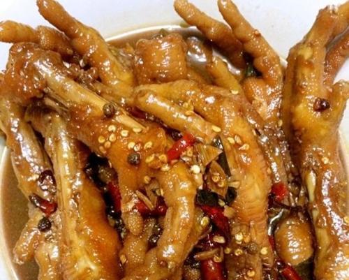 嘎嘣脆Q，香辣无比的Q弹香辣鸡爪（让你在家也能轻松享受街头小吃的美味）