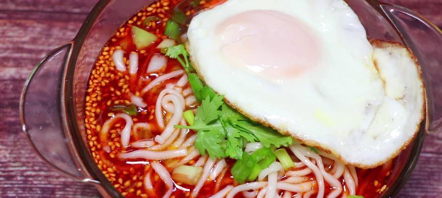 如何做一碗美味的香菇火腿鸡蛋面（简单易学的面食制作方法）