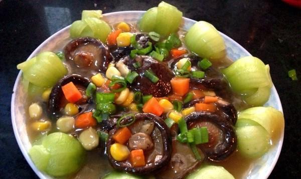 香菇烩菜心，滋味美妙（简单易学的家庭菜谱）