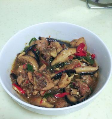 超简单家常版香菇黄焖鸡（15步教你做出美味的香菇黄焖鸡）