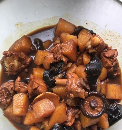 超简单家常版香菇黄焖鸡（15步教你做出美味的香菇黄焖鸡）