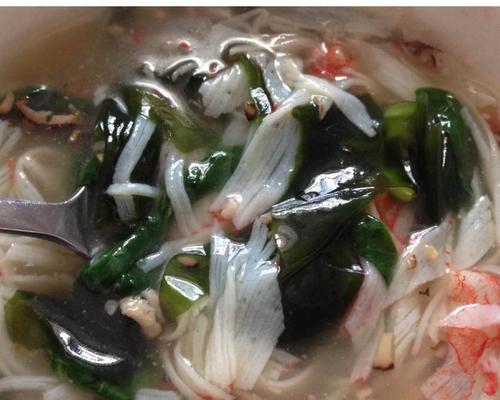 香菇海带小白菜丸子汤的家常做法（营养美味的汤品）