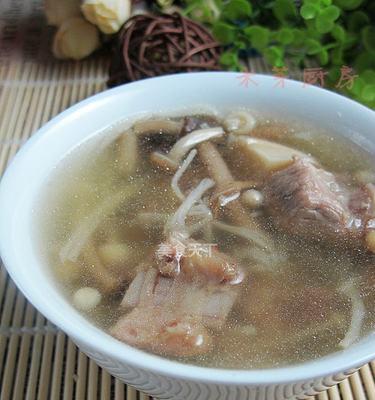 香菇炖排骨汤，滋补养生的家常汤（用香菇的香气和排骨的营养）