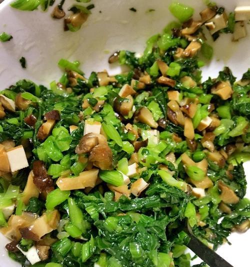 如何做一道香菇豆腐炖青菜佳肴（健康美味的素食菜肴/做法简单易学/清爽口感/营养丰富）