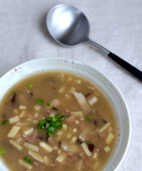 香菇冬笋肉片煲的制作方法（一份营养丰富的家常美食）