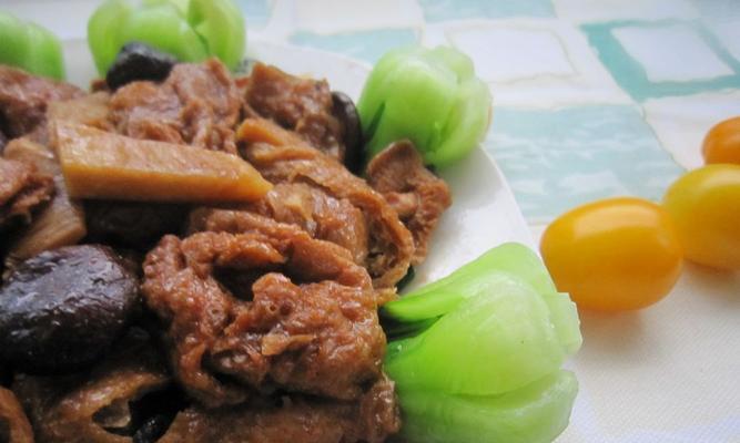 香菇冬笋肉片煲的制作方法（一份营养丰富的家常美食）