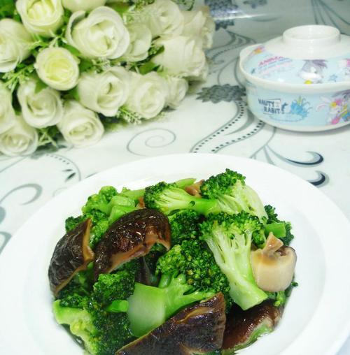 美味健康的香菇炒西兰花（一道简单易学的家常菜谱）
