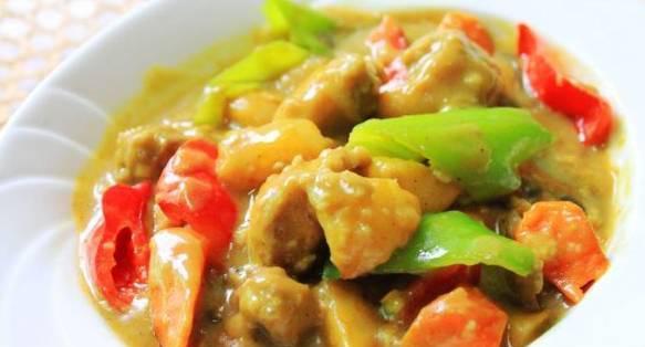 香菇炒鸡脯，美味健康的佳肴（以新鲜香菇和嫩滑鸡肉为主料）