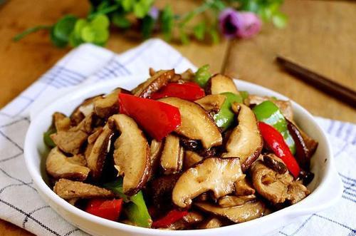 美味营养的香菇炒鸡做法（简单易学）