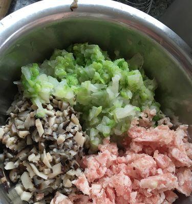 自制香菇白菜猪肉饺子（家常美食）