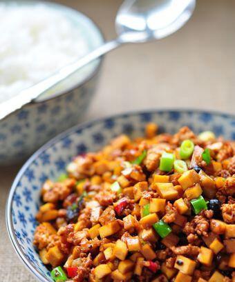 用香干芹菜丁做一道美味佳肴（健康美味的素食佳肴）