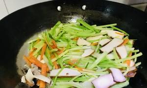香干里脊炒芹菜，清爽美味又营养（15步教你如何做出美味的香干里脊炒芹菜）