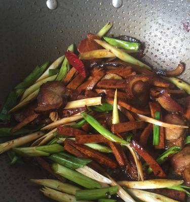 香干鸡丝炒蒜苗——美味佳肴的秘诀（用蒜苗的清香）