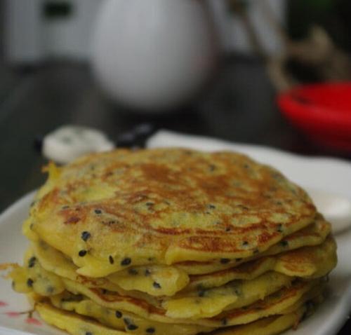 手把手教你做香脆芝麻韭菜饼（简单易学、美味可口）