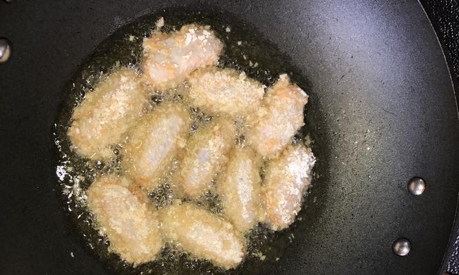 让你的味蕾爆炸的香脆炸鸡翅（如何制作美味又香脆的炸鸡翅）