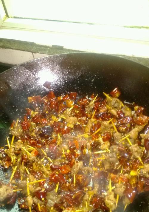 手把手教你制作香脆牙签肉（让你在家也能享受美味小吃）