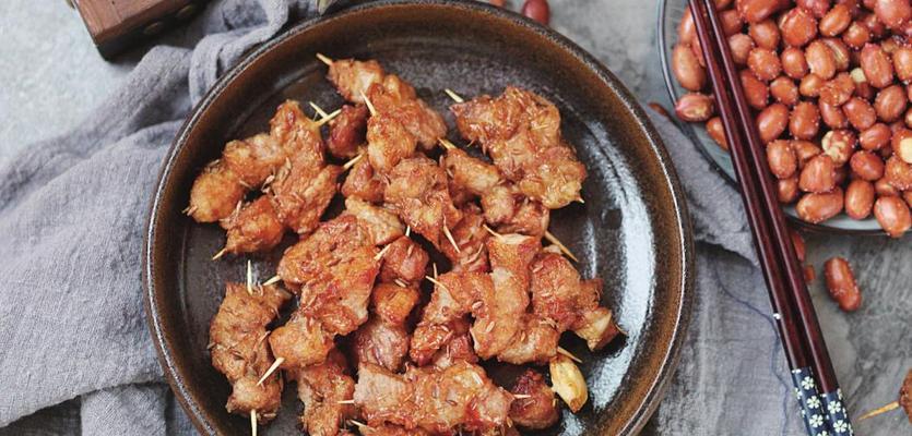 手把手教你制作香脆牙签肉（让你在家也能享受美味小吃）