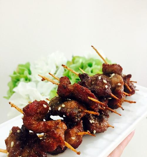 手把手教你制作香脆牙签肉（让你在家也能享受美味小吃）