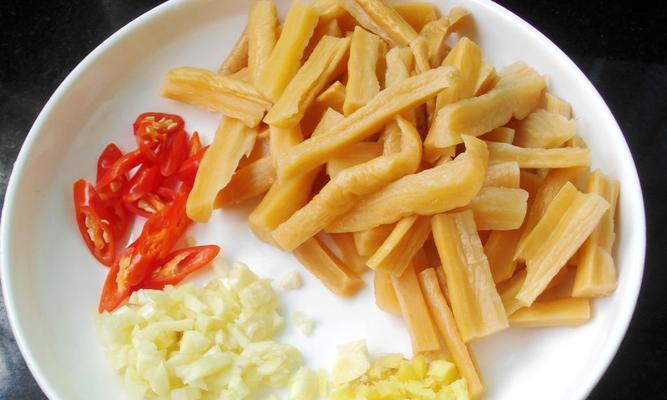 美味清爽的香葱土豆萝卜干丁（家常小炒菜）
