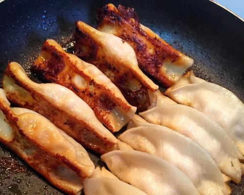 教你做一道美味的香葱肉沫粉丝煎饺（口感鲜美）