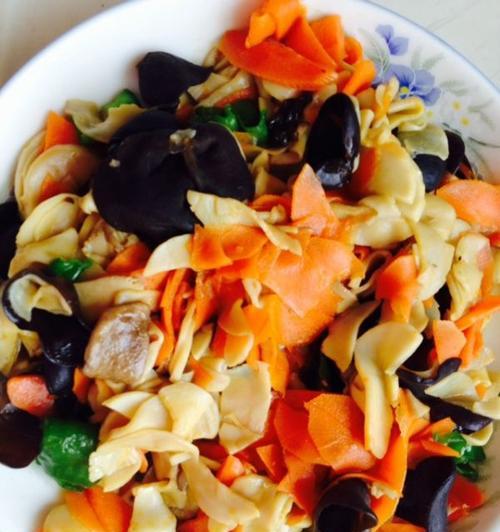 用香葱木耳杏鲍菇烹饪美味佳肴（健康饮食从这里开始）