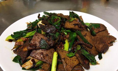 美食推荐——香葱焖猪肝（让你的口味更上一层楼）