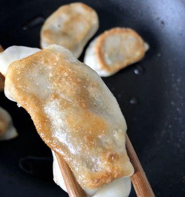 香葱煎饺——传统美味佳肴（以香葱为主角的口感与营养的融合）
