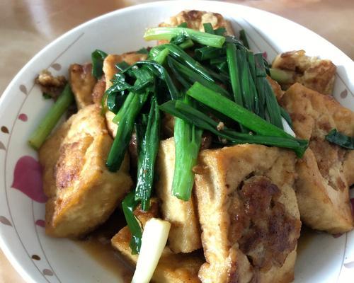 以香葱煎豆腐，轻松做出美味佳肴（简单易做的香葱煎豆腐食谱分享）