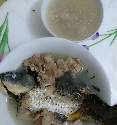 手把手教你制作美味香葱鲫鱼汤（如何在家里轻松烹制出一道清香可口的汤菜）