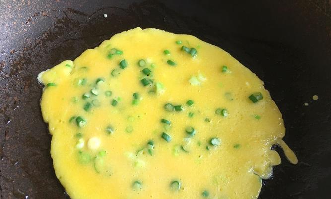 香葱鸡蛋饼的制作方法（做出口感松软的香葱鸡蛋饼）