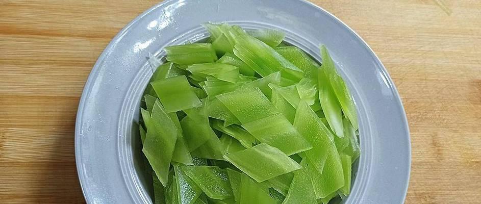 香葱炒莴笋，清爽美味的夏日佳肴（教你简单又营养的烹饪方法）