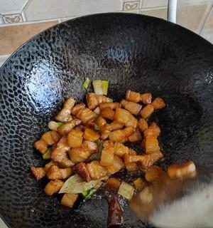 香葱炒烧肉的做法（以香气独特的葱香提味）