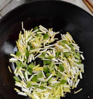虾皮香葱炒鸡蛋的做法（学会这个简单的家常菜）