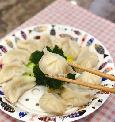 家常美食——香椿芽猪肉水饺（香椿芽和猪肉的完美搭配）