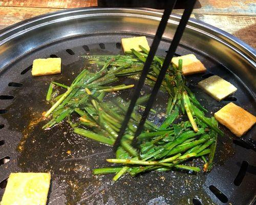 香椿芽拌嘴小豆腐，清爽美味夏日必备（脆嫩口感）