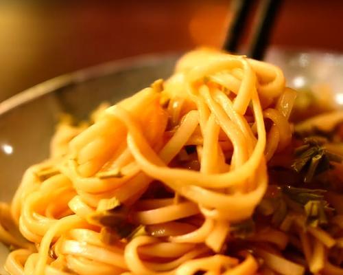 香椿肉酱拌面，味蕾的激情狂欢（家常美食）