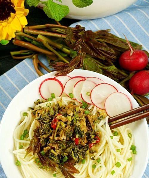 香椿肉酱拌面，味蕾的激情狂欢（家常美食）