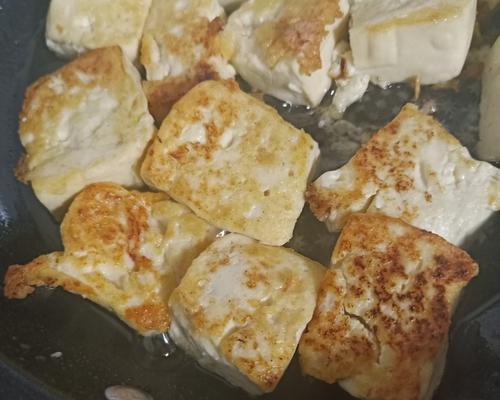 香椿鸡蛋煎豆腐的家常做法（吃遍中国美食系列之——香椿鸡蛋煎豆腐/香椿）