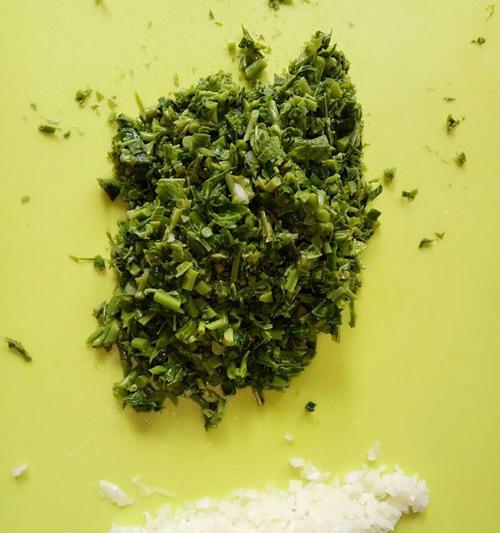 香椿豆腐肉饼的制作方法（健康美味的家常菜谱）