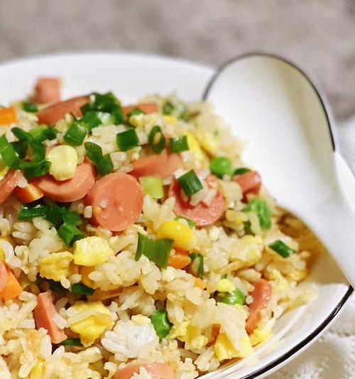 一道美味的香肠豌豆炒饭（香肠）