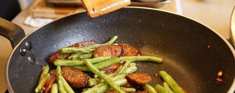 香肠豇豆丁的制作方法（做出美味的香肠豇豆丁）