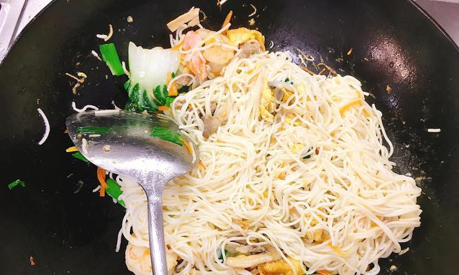 美味可口的虾仁番茄炒面（健康营养的家常美食）