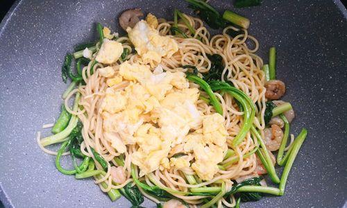 美味可口的虾仁番茄炒面（健康营养的家常美食）