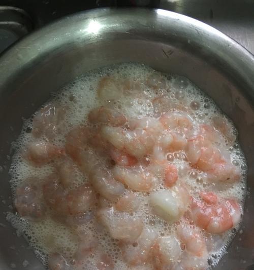 用虾仁与独面筋做出美味佳肴（简单易学的虾仁独面筋做法）